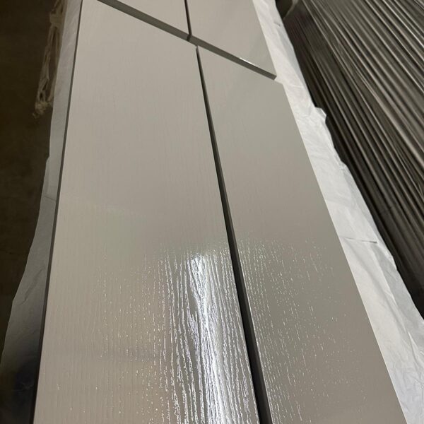 Krāsotas MDF fasādes kombinētas ar ozola nažfinieri