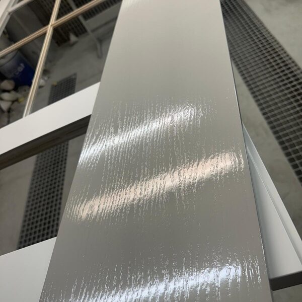 Krāsotas MDF fasādes kombinētas ar ozola nažfinieri