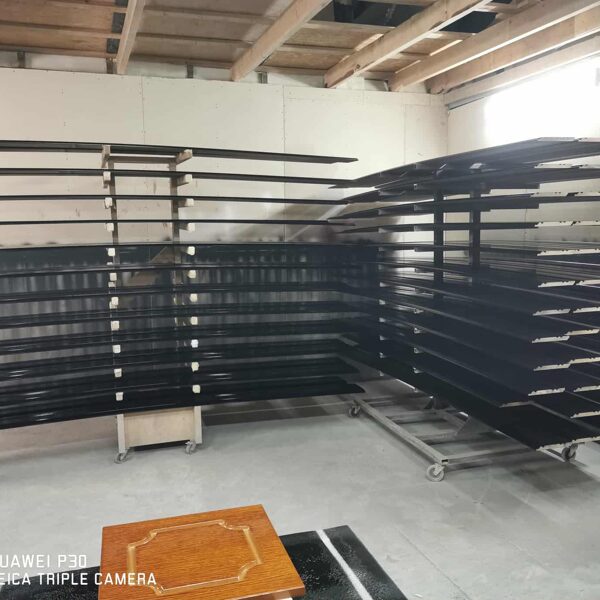 Kāsotas MDF grīdlīstes/kājlīstes žūšanas process pēc krāsošanas