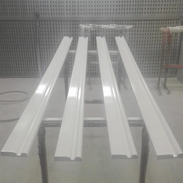 MDF grīdlīstes/kājlīstes pēc gruntskrāsas uzklāšanas