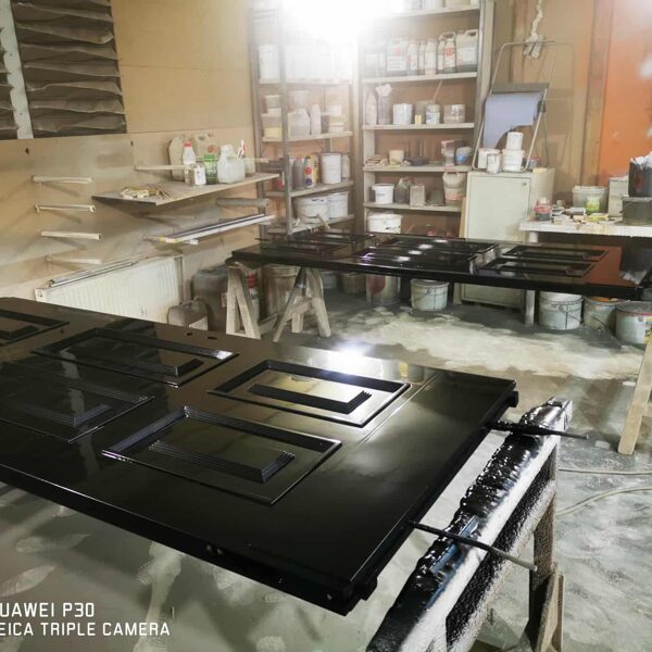 Окрашенные двери из MDF с филёнками из MDF/декоративными планками