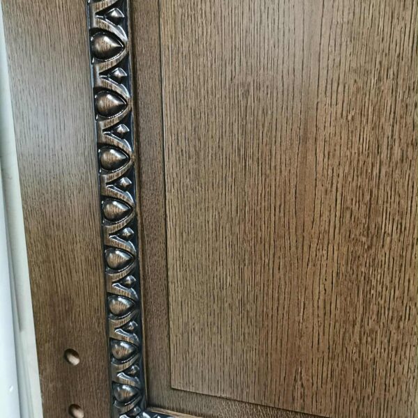 Veneered doors with panels/decorative molding (stain/varnish)