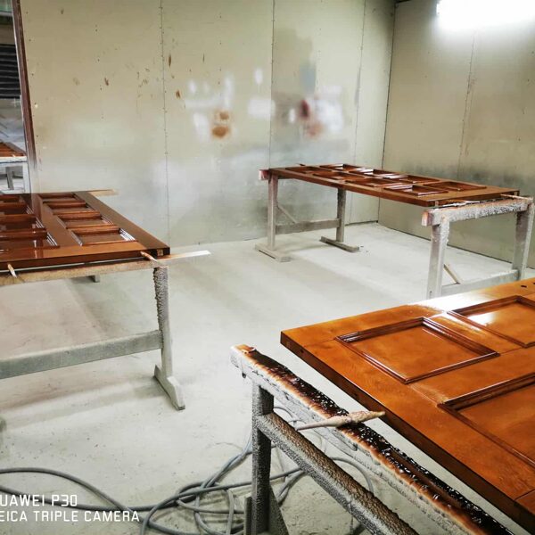 Veneered doors with panels/decorative molding (stain/varnish)