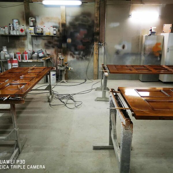 Veneered doors with panels/decorative molding (stain/varnish)