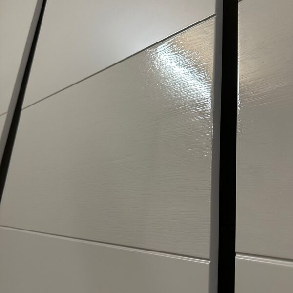 Krāsotas MDF fasādes kombinētas ar ozola nažfinieri