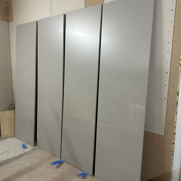 Krāsotas MDF fasādes kombinētas ar ozola nažfinieri