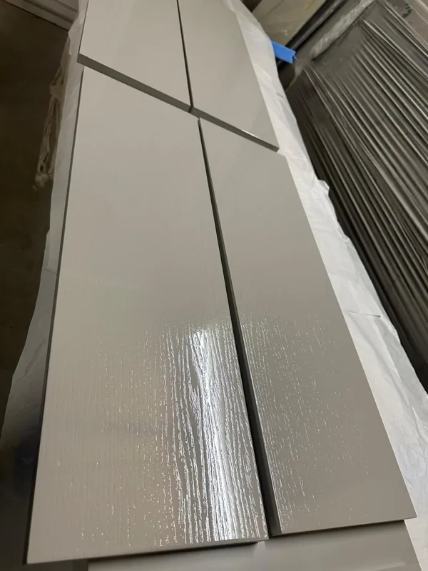 Krāsotas MDF fasādes kombinētas ar ozola nažfinieri