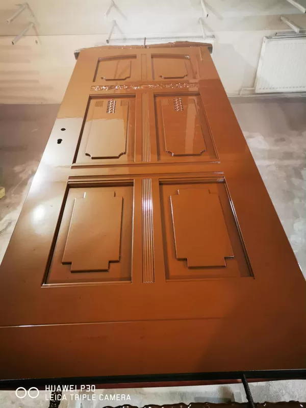Krāsotas MDF durvis ar MDF pildiņiem/dekoratīvām uzlikām/dekoratīvām līstēm
