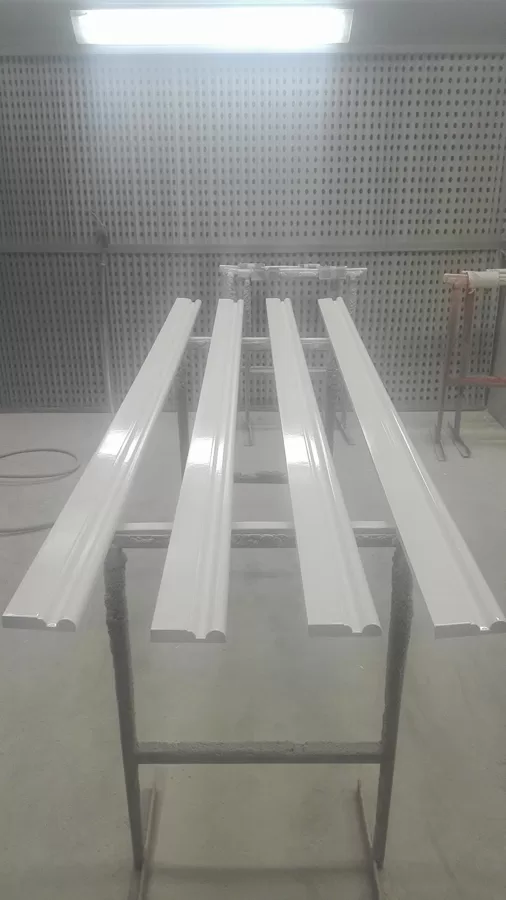 Плинтусы/ножки из MDF после нанесения грунтовки